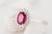 Comment trouver une bague de fiançailles avec un rubis